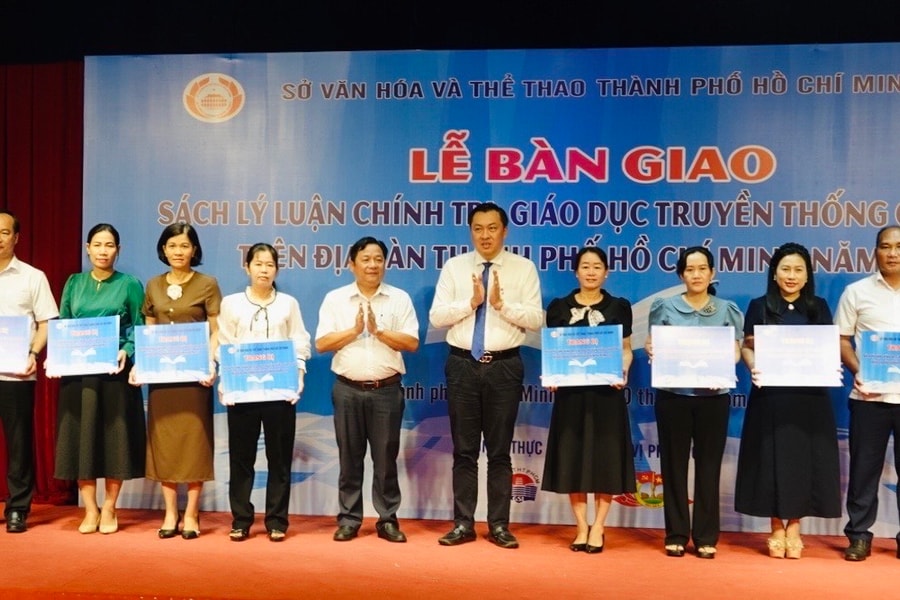 Hơn 10.600 bản sách được trang bị cho xã, phường, đặc khu tại TP Hồ Chí Minh