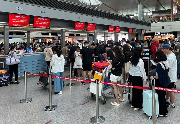Sân bay Tân Sơn Nhất dự kiến phục vụ 131.000 lượt khách/ngày dịp Tết Dương lịch 2026