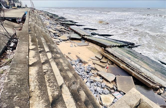 Kè biển Nhật Lệ chưa nghiệm thu đã ‘tan nát’ trước sóng dữ