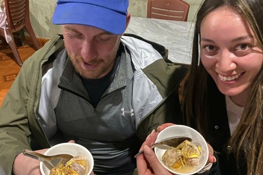 Khách Tây run cầm cập, cầm cốc nước không vững vì lạnh 8 độ C ở Hà Giang