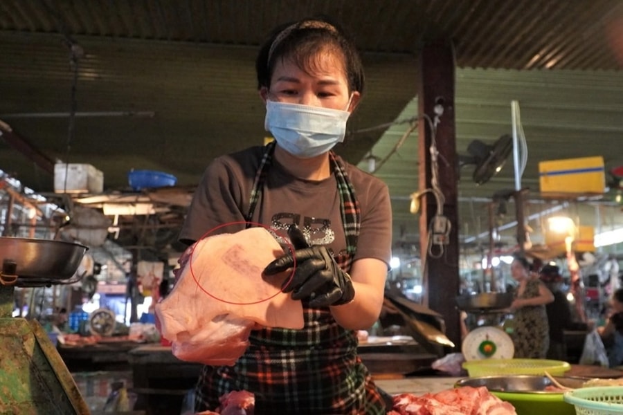 Tiểu thương ngơ ngác khi được mời "mua thịt bò giả không"