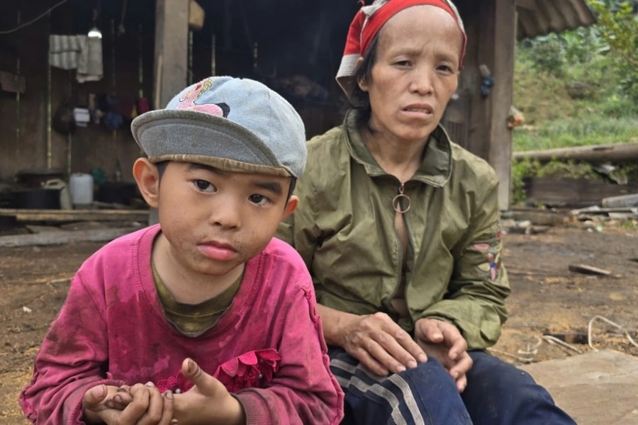 Gia đình người Dao nghèo cùng kiệt, 2 con thơ bệnh tật trong căn nhà nát