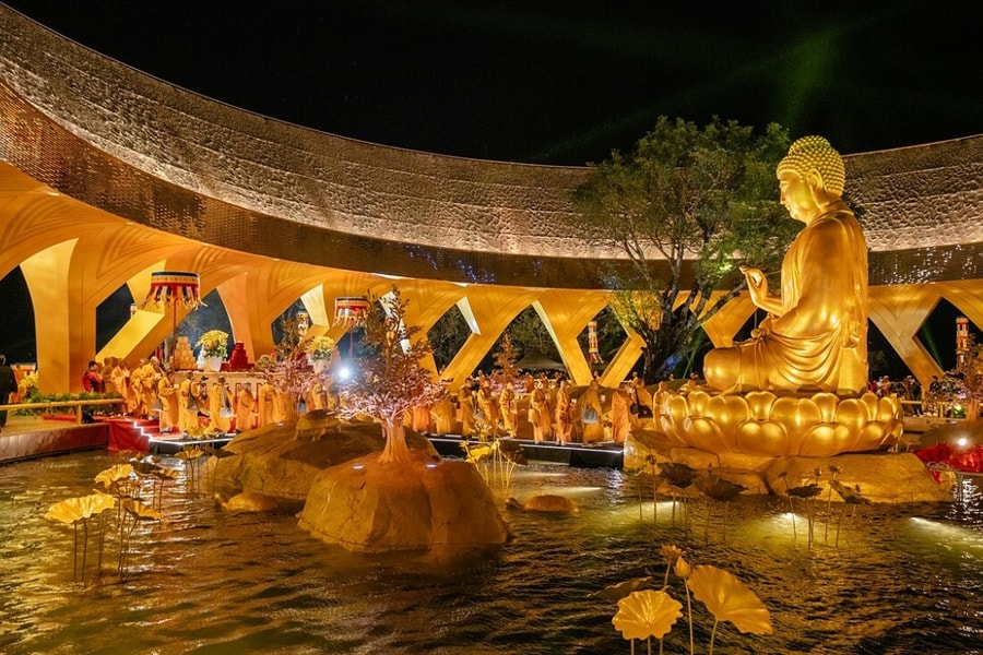 Núi Bà Đen đón khách chiêm bái tượng Đức Phật vào Tết Dương lịch