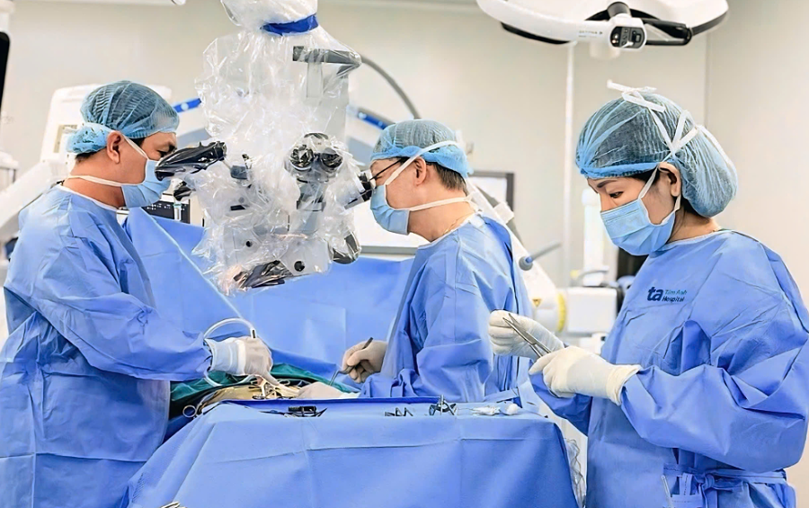 Yếu liệt do tủy sống bị kéo căng kèm u mỡ