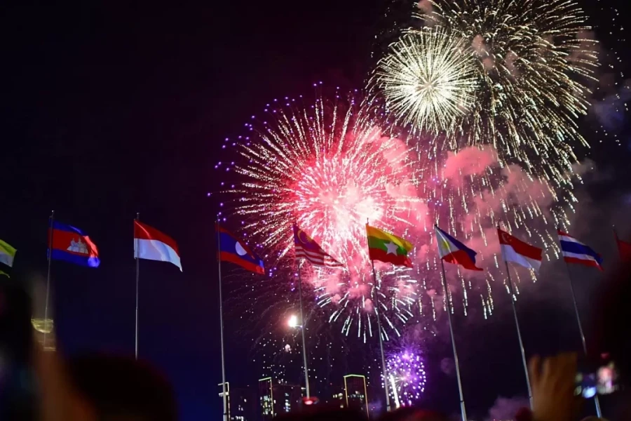 Cấm xe hơn 20 đường trung tâm TP HCM để bắn pháo hoa