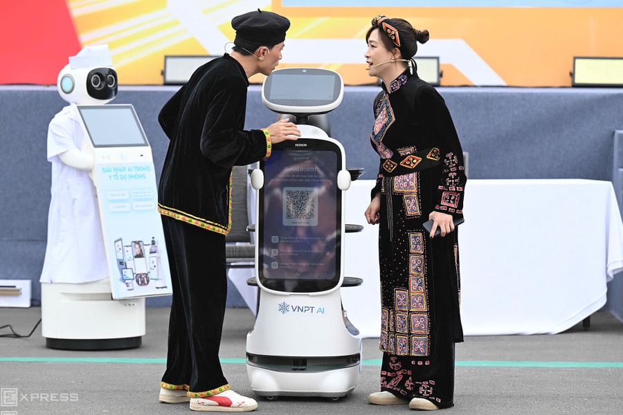 Trình diễn thiết bị công nghệ tại Diễn đàn Quốc gia phát triển doanh nghiệp công nghệ số Việt Nam