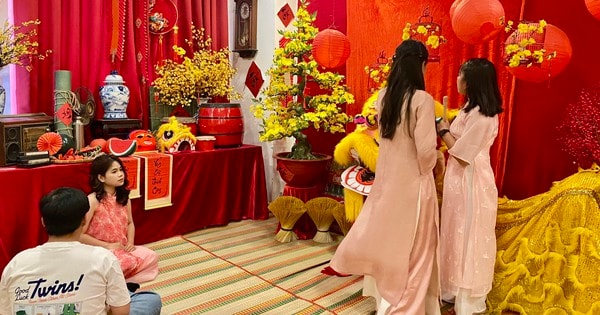 TP HCM: Hàng quán "hốt bạc" nhờ trang trí Tết lộng lẫy