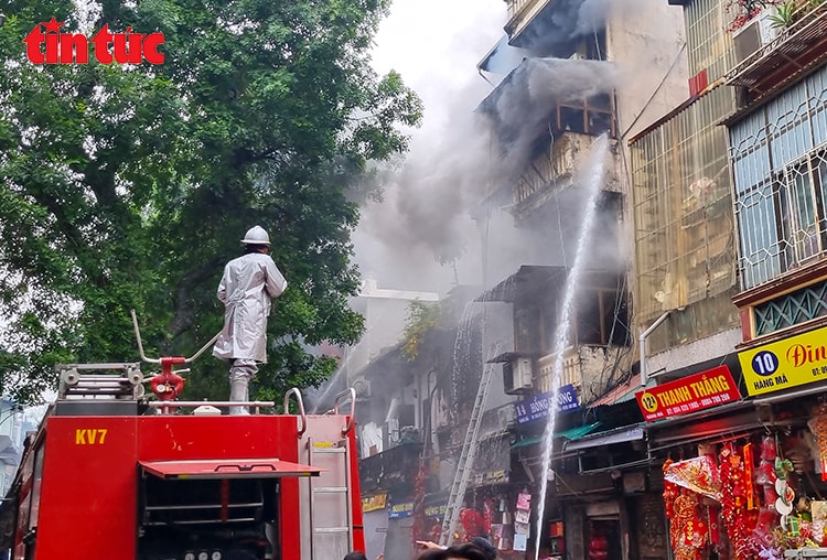 Hà Nội: Cháy nhà cao tầng trên phố Hàng Mã, một người bị thương nặng