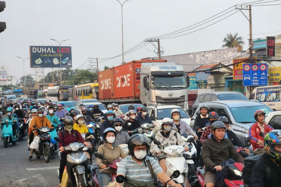 TP Hồ Chí Minh: Người dân rời thành phố, các cửa ngõ đều ùn ứ