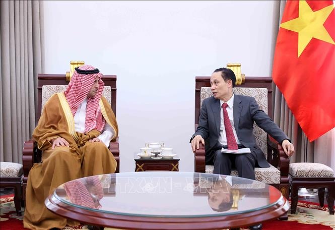 Bộ trưởng Ngoại giao Lê Hoài Trung tiếp Đại sứ Saudi Arabia chào từ biệt