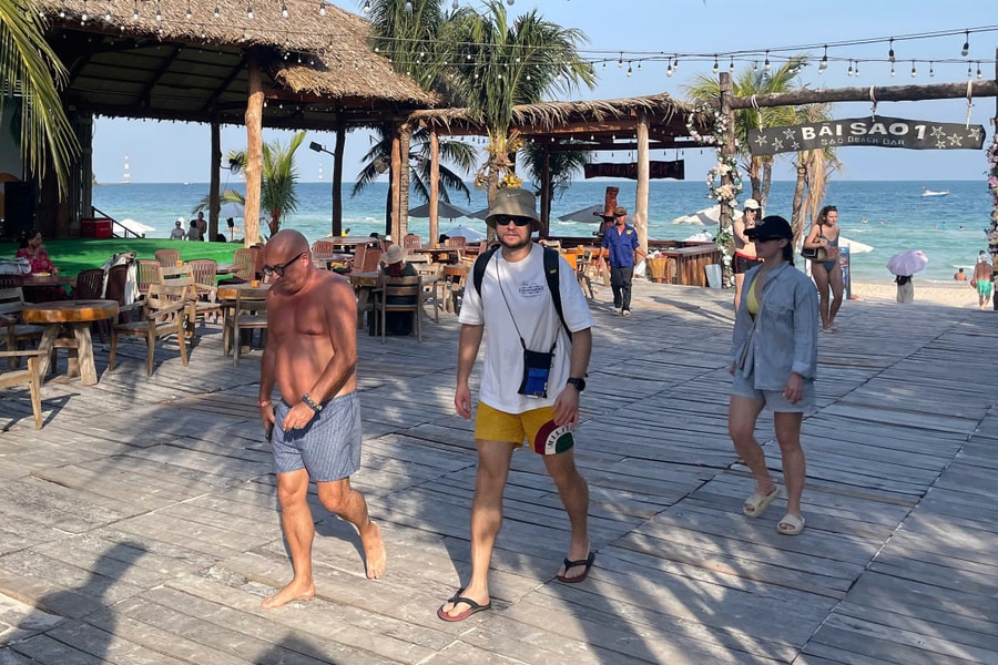 Nhà hàng Phú Quốc gây tranh cãi vì thu phí qua cửa xuống biển