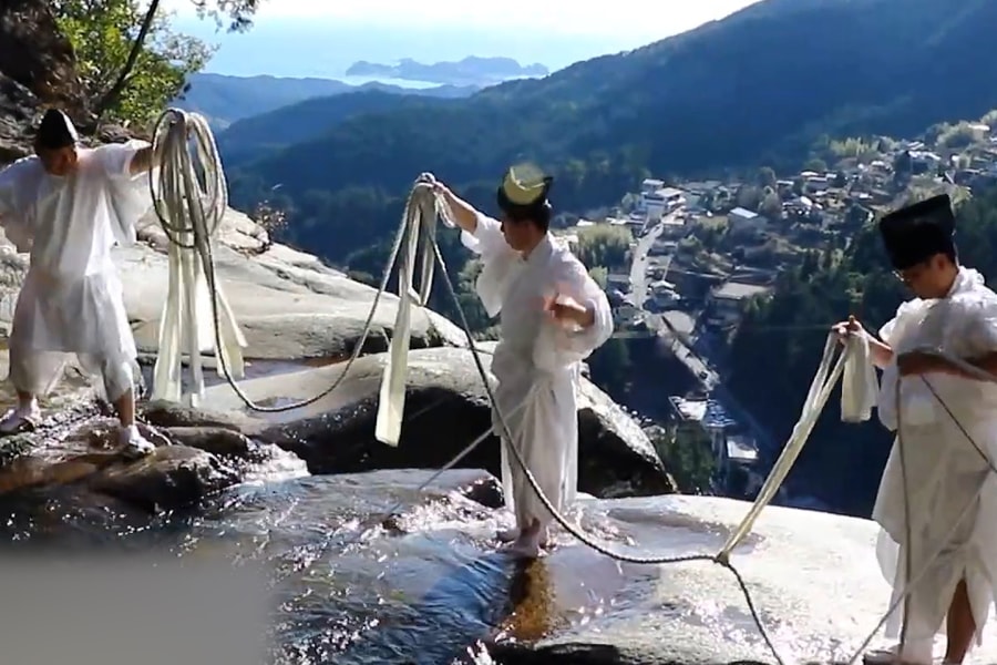 Tu sĩ thần đạo Nhật Bản thay dây thừng thiêng đón năm mới