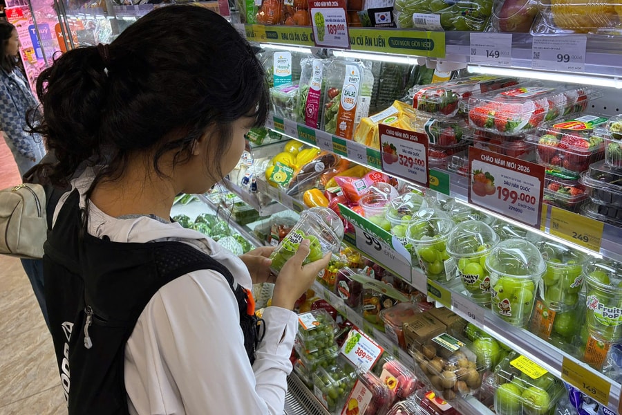 Giới trẻ TP HCM 'đu trend' ăn nho ăn gầm bàn đón năm mới