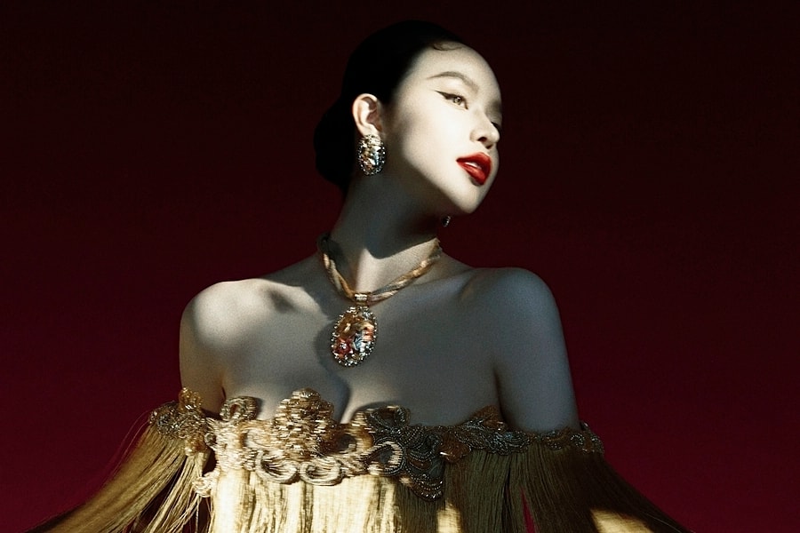 Thanh Thủy tôn sắc vóc với đầm hoa văn cung đình