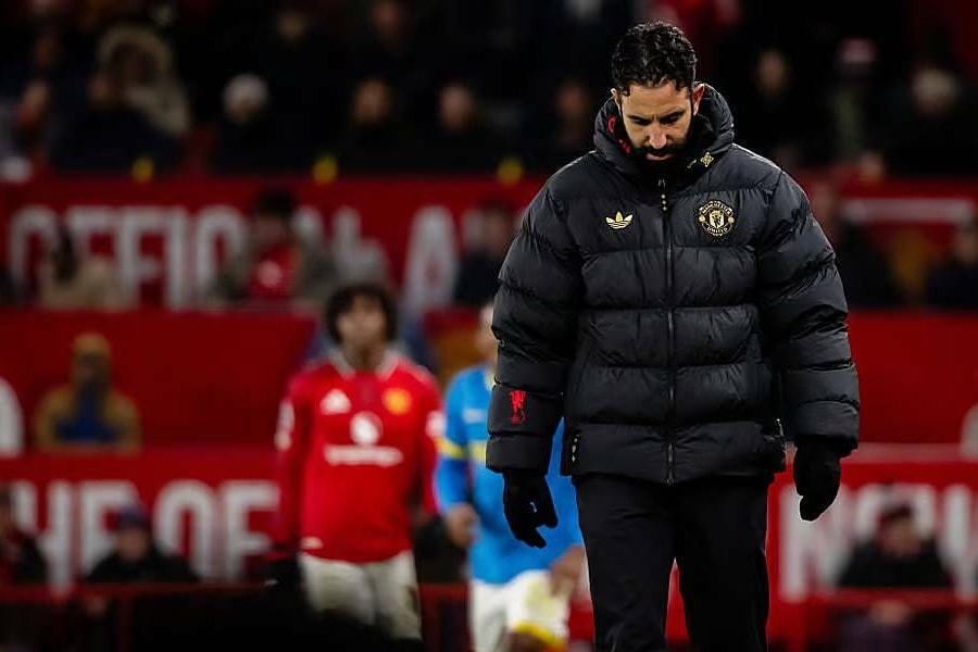 Neville bức xúc khi Amorim dùng lại sơ đồ 3-4-3 ở Man Utd