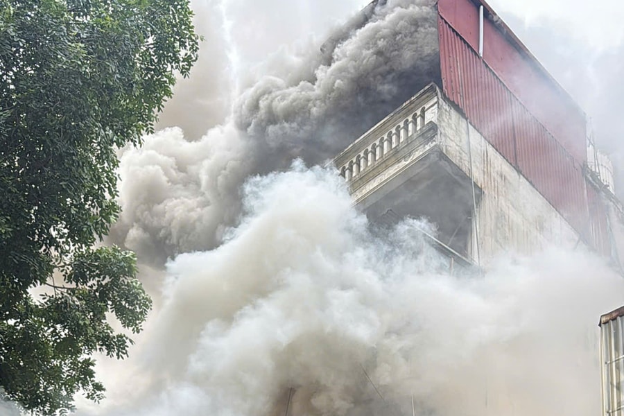 Cháy nhà trong khu phố cổ Hà Nội