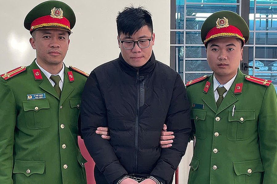 Nhân viên ngân hàng lừa khách ký khống để chiếm đoạt tiền