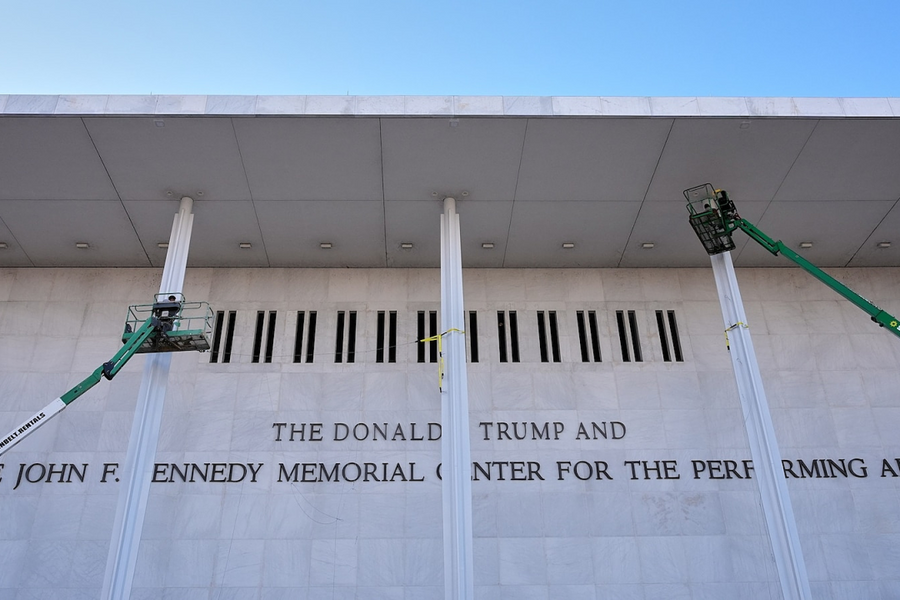 Loạt nghệ sĩ hủy show tại trung tâm mang tên ông Trump