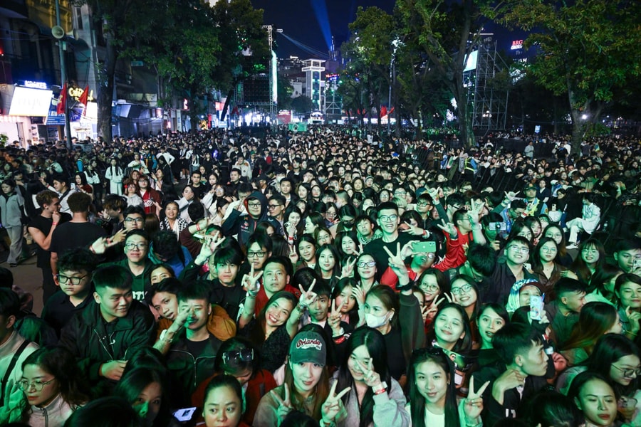 Biển người đổ về trung tâm đón năm 2026