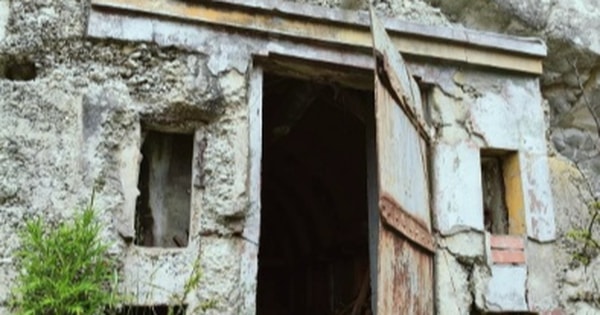 Mở cánh cửa gỗ bí ẩn trên vách đá, cảnh tượng bên trong gây xôn xao