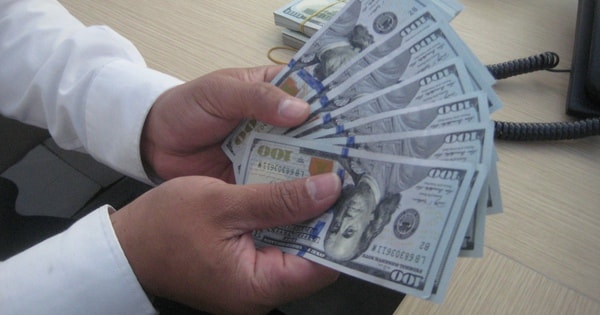 Mua - bán USD trái phép bị phạt tới 100 triệu đồng, giao dịch thế nào cho đúng?