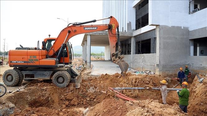 Ngày đầu năm mới rộn ràng trên các công trường trọng điểm