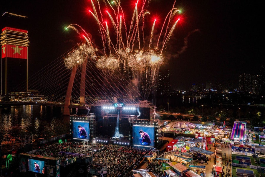 TP Hồ Chí Minh: 'Biển' người chờ xem chương trình bắn pháo hoa mừng năm mới 2026