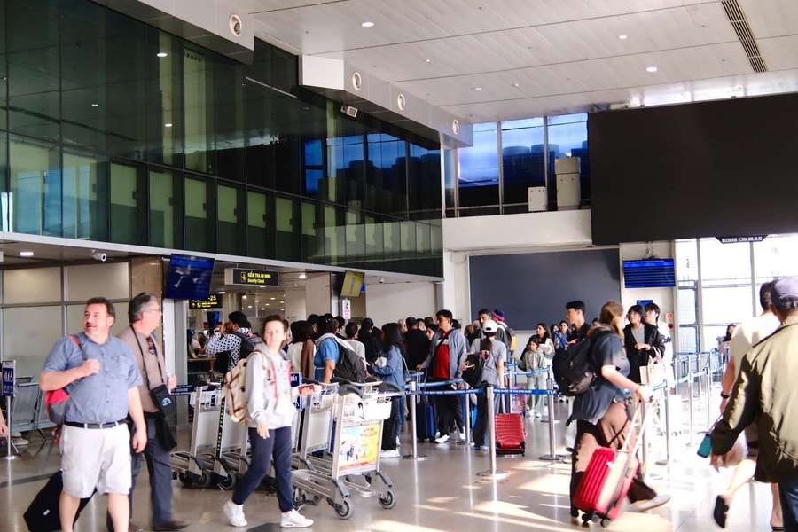 Ngày đầu năm mới, hành khách làm thủ tục thuận lợi tại sân bay Tân Sơn Nhất