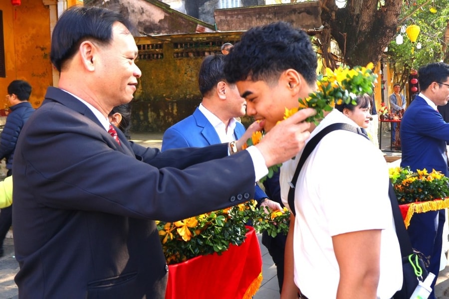 Đoàn khách Philippines “xông đất” phố cổ Hội An ngày đầu năm mới