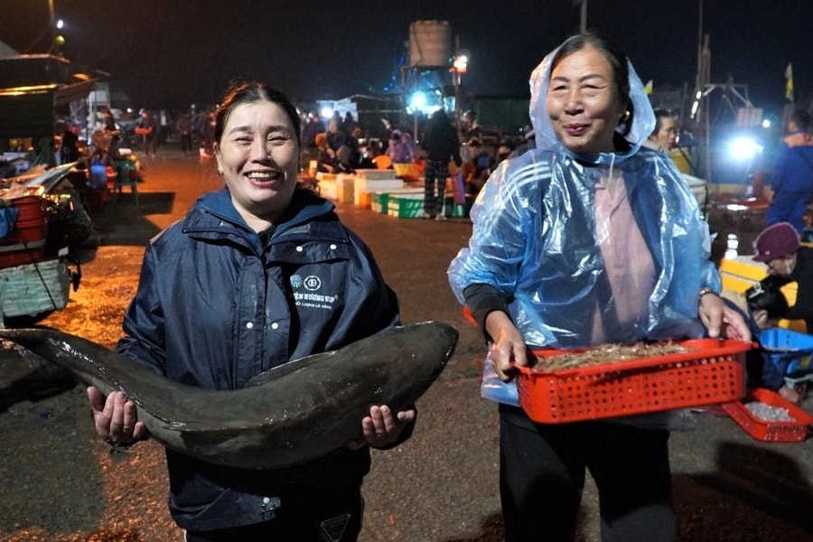 Cảng cá tấp nập từ 4h ngày đầu năm, tiểu thương cười rạng rỡ đón "lộc biển"