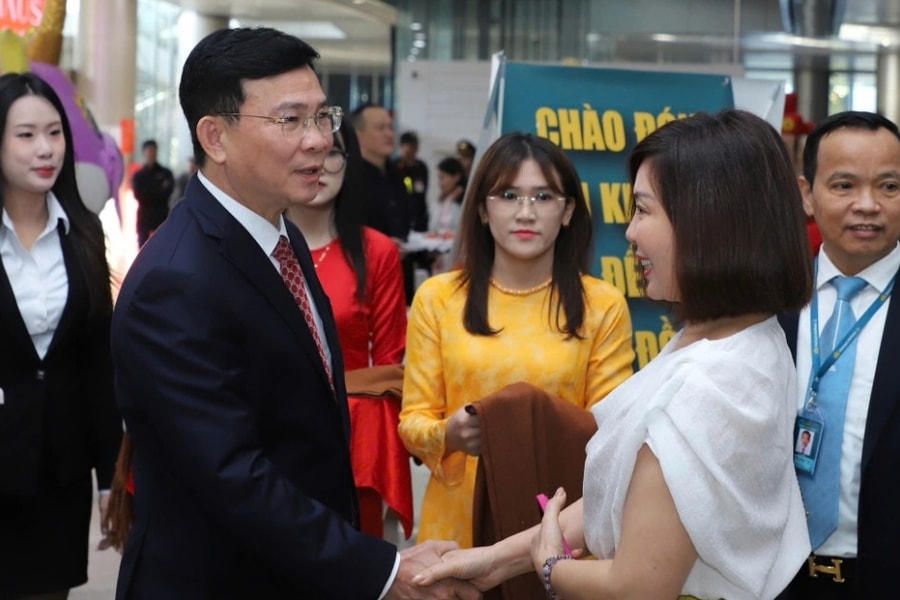 Khách đến Lâm Đồng ngày đầu năm 2026 được lãnh đạo tỉnh tặng quà