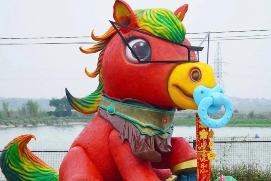 Linh vật ngựa nặng gần 6 tấn, tạo hình hài hước gây chú ý ở Bắc Ninh