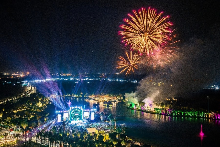 Hàng trăm nghìn người tham gia countdown tại Ecopark 3 miền