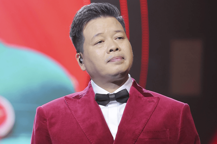 Ca sĩ Đăng Dương hát chào mừng Đại hội Đảng