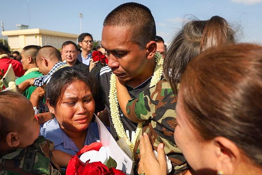 Tù binh Campuchia được chào đón như người hùng khi trở về