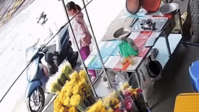 Bánh ôtô đầu kéo văng trúng người phụ nữ