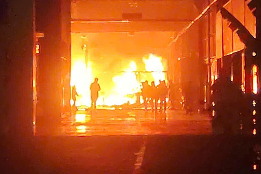 Cháy lớn showroom ôtô ở TP HCM