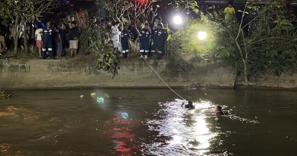 Xe bán tải mất lái lao xuống kênh nước, 6 người tử vong thương tâm