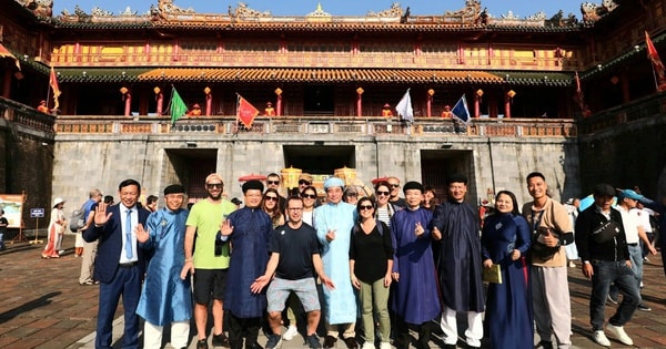 Du khách hào hứng tham quan di tích Huế, xem tái hiện lễ Ban sóc đầu năm mới