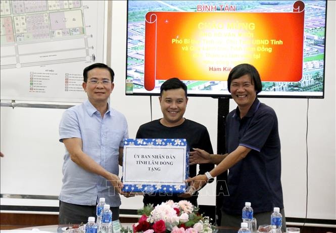 Thăm, tặng quà động viên người lao động trong các khu công nghiệp