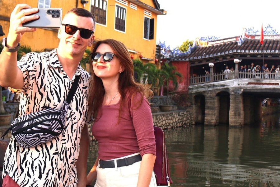 Du khách nhích từng bước ở phố cổ Hội An ngày đầu năm mới