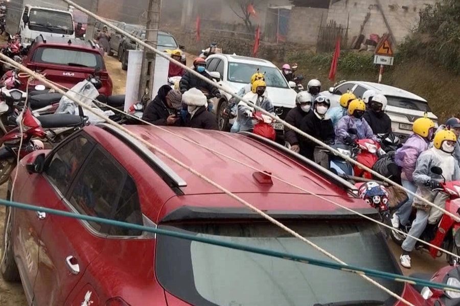 Ô tô nhích từng tý vào Lô Lô Chải, khách hỏi khắp nơi đều "cháy phòng"