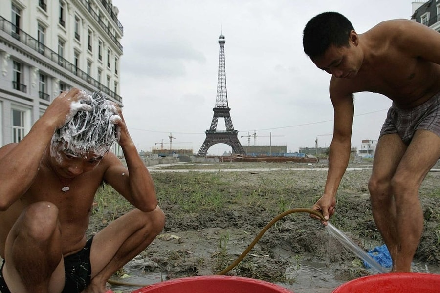 Khách Tây ngỡ ngàng khi thăm bản sao Paris ở Trung Quốc