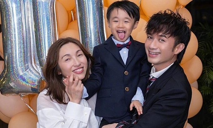 Vợ Cổ Cự Cơ sinh con ở tuổi 57