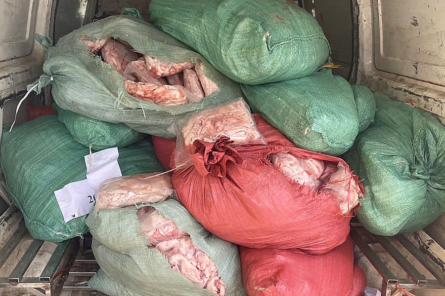 Phát hiện hàng chục bao tải chứa thực phẩm bốc mùi