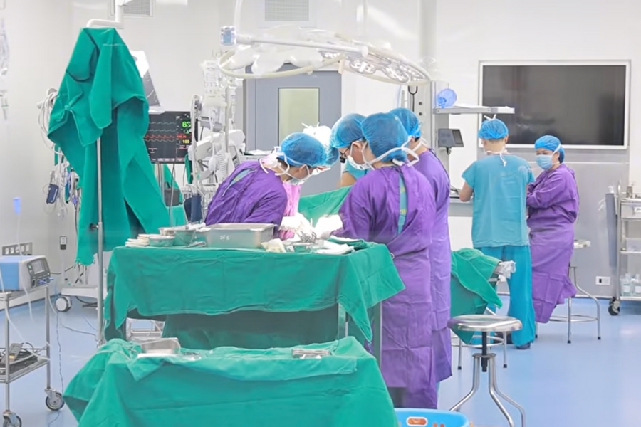 Sản phụ vỡ tử cung, hôn mê do mang thai trên vết mổ cũ