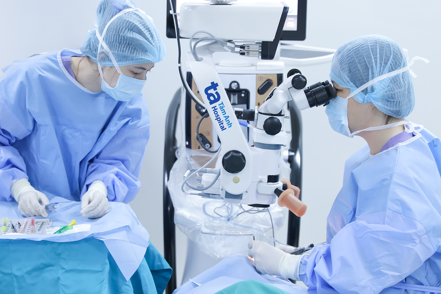 Cùng lúc đục thủy tinh thể, phù hoàng điểm