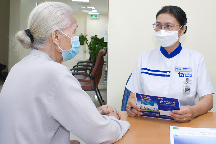 Cụ bà ung thư niêm mạc má nghi do thói quen ăn trầu