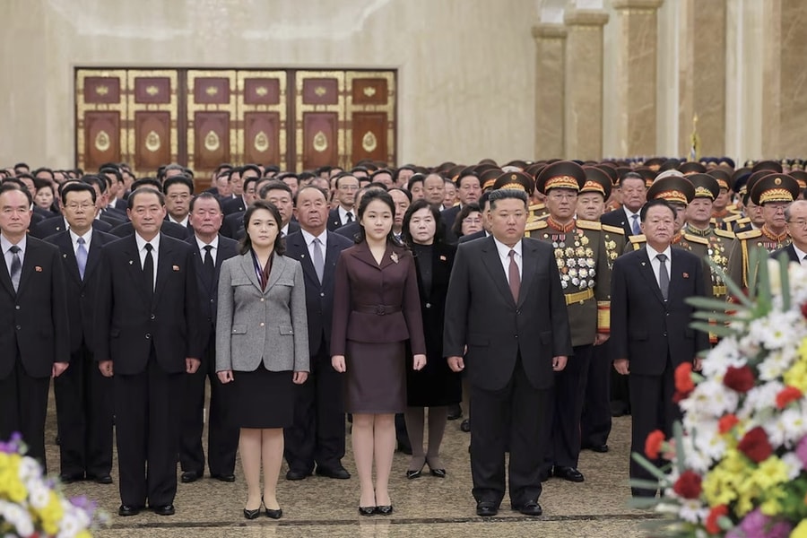 Con gái ông Kim Jong-un lần đầu thăm Điện Mặt trời Kumsusan