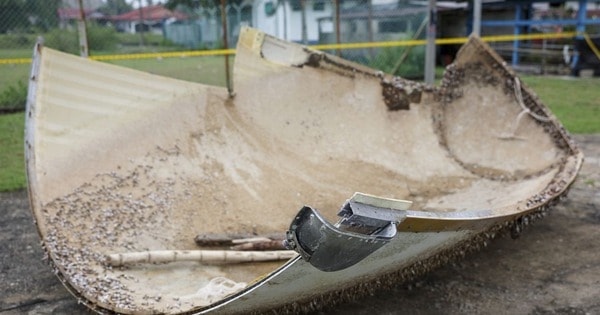 Phát hiện vật thể lạ khổng lồ trôi dạt vào bãi biển